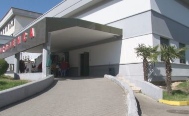 Skandal në spitalin e Durrësit, mjeku kërcënon pacientin që priste radhën prej 4 orësh (VIDEO)