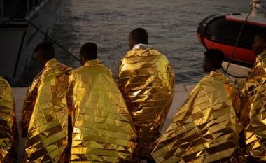 Mbytet varka me 38 emigrantë, mes tyre një i mitur