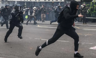 Protestat e dhunshme në Francë, shtyhet vizita e Mbretit Charles
