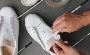 Si t’i bëni këpucët tuaja të bardha të duken si të reja sërish