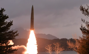 Koreja e Veriut, raketë ndërkontinentale në përgjigje të stërvitjeve SHBA-Koreja e Jugut