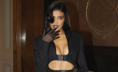 Kylie Jenner rikthen trendin e viteve ’90, buzëkuqi në ngjyrë kafe me shkëlqim
