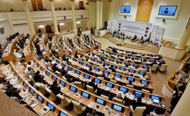 Ligji për agjentët e huaj “ndez gjakrat”, plas grushti në parlamentin gjeorgjian (VIDEO)