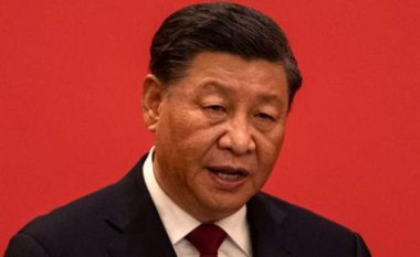 Takimi “kokë më kokë” me Putin, Xi Jinping mbërrin në Moskë