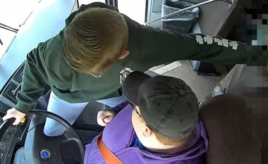 Shoferit i ra të fikët, 13-vjeçari hero drejton autobusin me 66 nxënës, shpëtojnë të gjithë (VIDEO)