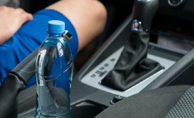 Pse kurrë nuk duhet të mbani shishe plastike me ujë në makinë