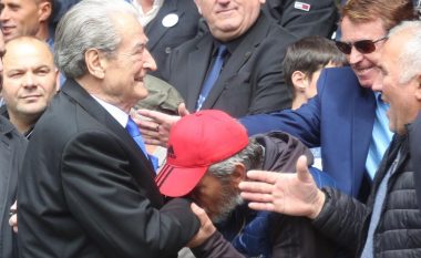 FOTO LAJM/ Demokrati i puth dorën Berishës gjatë hapjes së fushatës në stadium