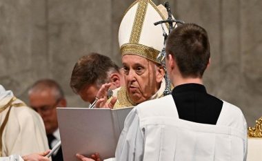 Papa Françesku mban meshën e Pashkëve në Bazilikën e Shën Pjetrit, shfaqet me karrige me rrota
