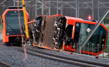 Dalin nga shinat dy trena në Zvicër, të paktën 12 të plagosur