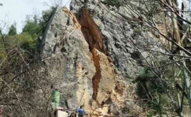 Tërmeti çau në dysh shkëmbin gjigant, rrezikon t’u bjerë sipër shtëpive të fshatit
