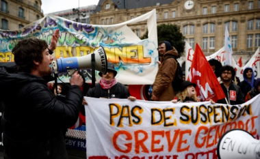 Tre muaj protesta masive, Këshilli Kushtetues në Francë miraton ngritjen e moshës së pensionit