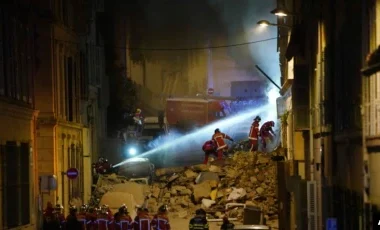 Shembet ndërtesa në Marsejë, zjarri pengon operacionet e shpëtimit