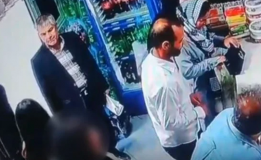 Nuk mbuluan flokët me shami, sulmohen me kos 2 gra në Iran (VIDEO)