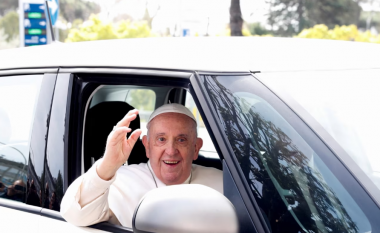 Papa drejton meshën një ditë pas daljes nga spitali