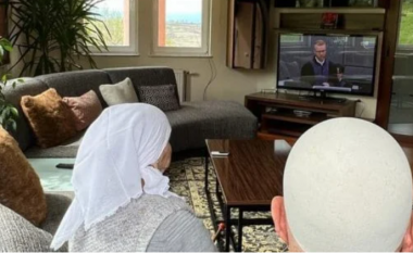 Agoni për fatin e të birit, prindërit e Hashim Thaçit ndjekin seancën gjyqësore nga televizori