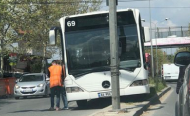 Aksidentohet autobusi në kryeqytet, urbani i Kamzës del nga rruga, pasagjerët zbresin të frikësuar