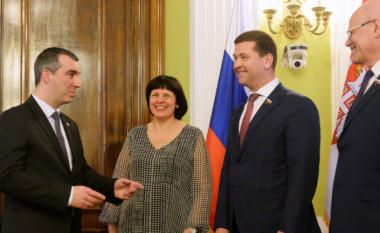 Parlamenti serb hapi dyert për deputetët e sanksionuar rusë