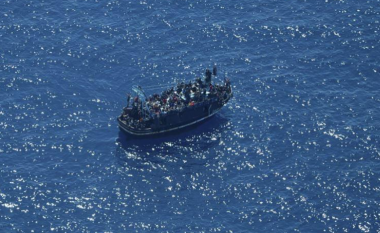 Dy anije me emigrantë fundosen pranë Tunizisë, të paktën 70 të vdekur