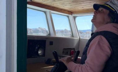 Kapitenia e parë grua, historia e 52-vjeçares që drejton anijen turistike në Vlorë: I vodha zanatin burrit!