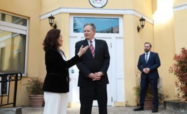 Stabiliteti në rajon dhe lufta në Ukrainë, senatori Daines viziton Shqipërinë