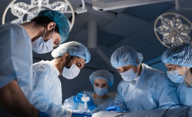 Gabimi i mjekëve në sallën e operacionit për pak i merr jetën biznesmenit të njohur