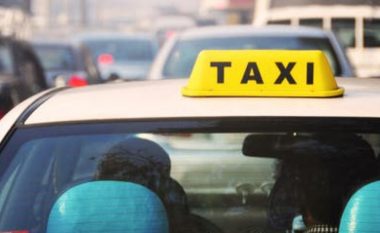 Humb jetën në mes të rrugës taksisti në Tiranë