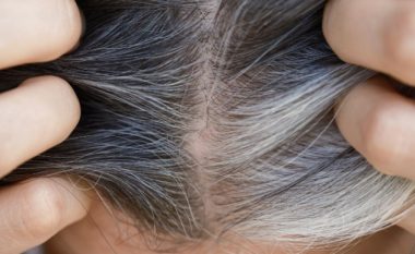 Shkencëtarët zbulojnë pse thinjen flokët kur plakesh