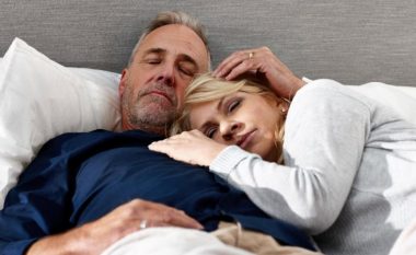 Pse kur plakeni është më e vështirë të flini