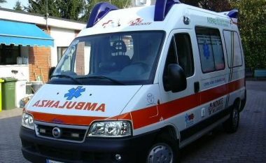 22-vjeçari bie nga kati i tretë në Tiranë, dërgohet me urgjencë në spital