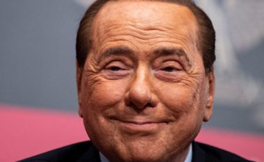 “Ciao Silvio”, sot funerali i Berlusconit, shtëpia e eskortave e nderon me kurorë