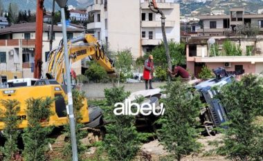 VIDEO/ Përmbyset betonierja e “Kontakt” te kompleksi Mangalem 21 në Tiranë, rrezikohen fëmijët dhe makinat