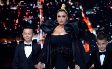 Me dy djemtë e saj dorë për dore, Çiljeta Xhilaga shkëlqen në pasarelën VIP (VIDEO)