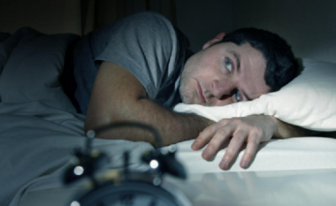 Rreziqet serioze për shëndetin që vijnë nga mungesa e gjumit