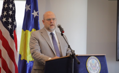 Incidenti me armë në Zveçan, ambasadori amerikan në Kosovë: Jemi të shqetësuar për situatën