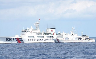 “Si macja me miun”, manovrat e rrezikshme të Kinës gjatë ndjekjes së anijes filipinase, ndizen tensionet në det