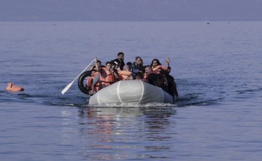 Mbi 1 mijë emigrantë rrezikojnë të mbyten në Mesdhe, nis operacioni i shpëtimit