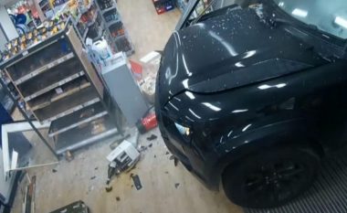 VIDEO/ I dehur në timon, ish-ylli i futbollit anglez përfundon me makinë në dyqan