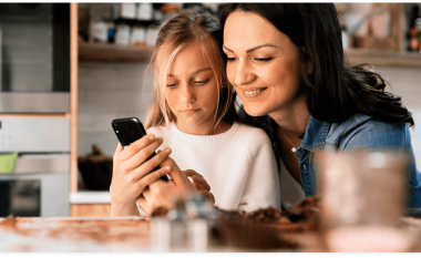 Shpëtoni fëmijët tuaj nga varësia e telefonit, 3 diskutime që prindërit duhet t’i bëjnë sa më shpejt
