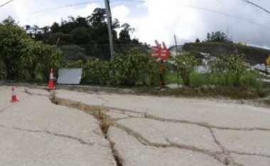 Toka çahet në mes, njerëzit bërtasin të tmerruar, 7 të vdekur nga tërmeti në Guinenë e Re (VIDEO)