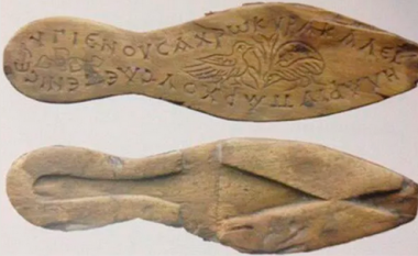 Zbulohen sandalet e epokës Bizantine në Kostandinopojë