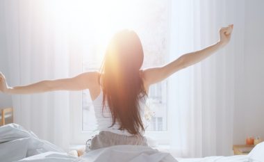 Do të jeni energjikë gjatë gjithë ditës! 4 gjërat që duhet të bëni çdo mëngjes përpara orës 9