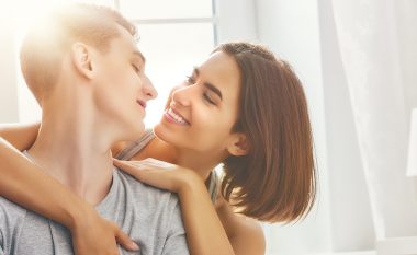 Si ndikon përqafimi i partnerit te gratë e stresuara, rezultatet e studimit janë befasuese