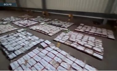 E fshehur në një kamion, sekuestrohet gati gjysmë ton kokainë në kufirin mes Rusisë dhe Bjellorusisë (VIDEO)