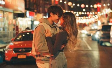 A është intimiteti në publik i mirë për një marrëdhënie?