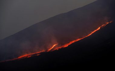 Shpërthen vullkani Etna, ndalohen fluturimet në aeroportin e Katanias, qyteti mbulohet nga hiri