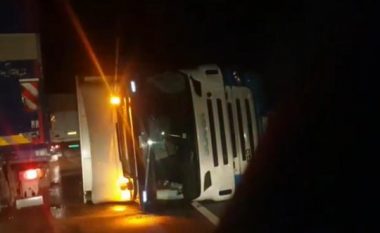 Aksident në aksin Gjirokastër-Tepelenë, mjeti i tonazhit të rëndë del nga rruga