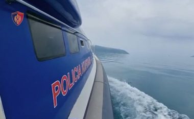 Rrezikoi jetën e personave në bord, gjobitet pronari i një gomoneje në Vlorë