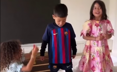 VIDEO/ Djali i Cristiano Ronaldos kërcen me fanellën e Barcelonës