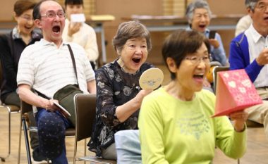 E pazakontë në Japoni, pas heqjes së maskave, nisin leksionet për të mësuar buzëqeshjen