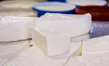 Arsyet pse djathi i bardhë duhet ngrënë në mëngjes